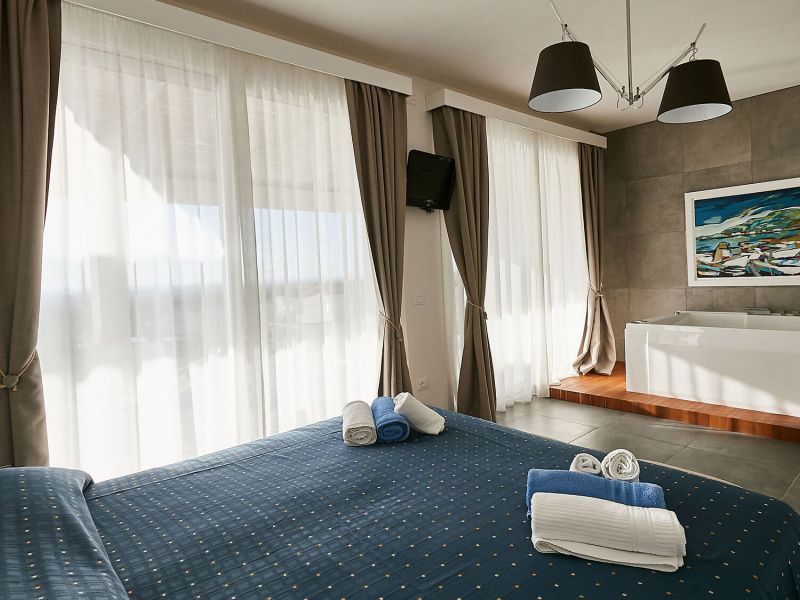 The first bedroom with jacuzzi on the first floor - pool view