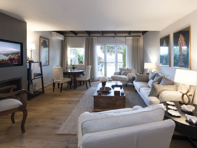 Living room with direct access to the garden