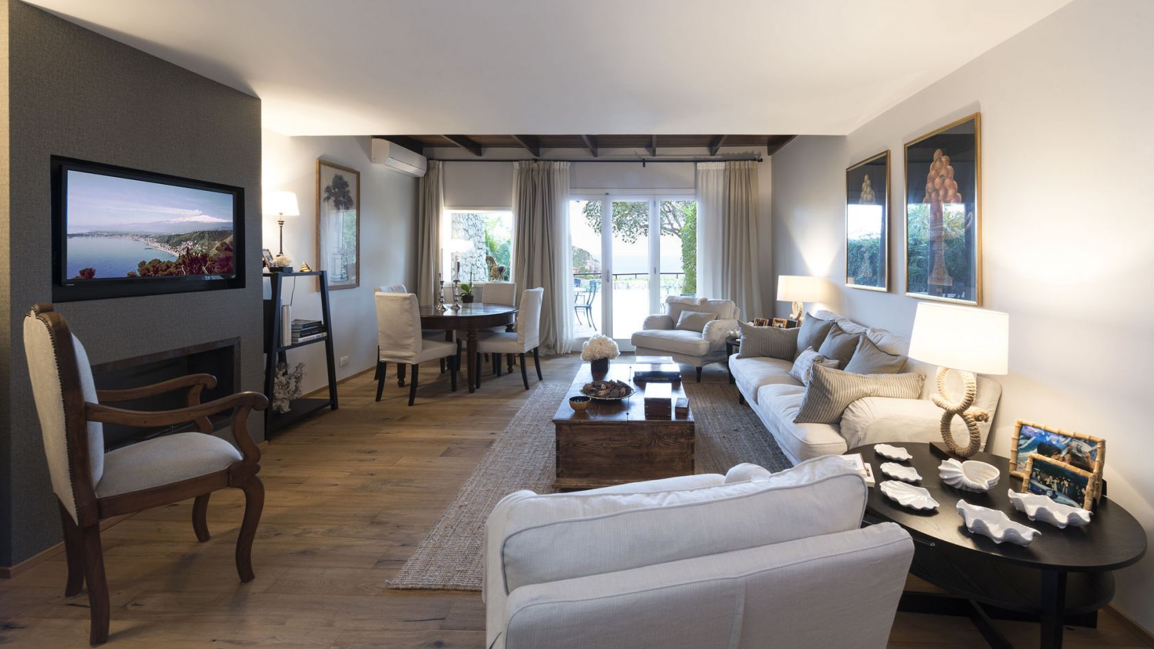 Living room with direct access to the garden