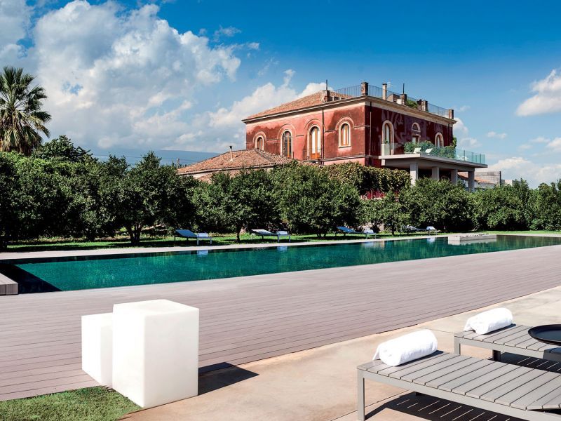 The manor house with the swimming pool