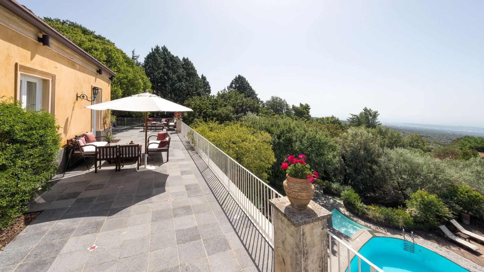 An impressive panoramic villa