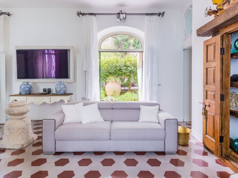 Living room with TV and direct access to the garden.
